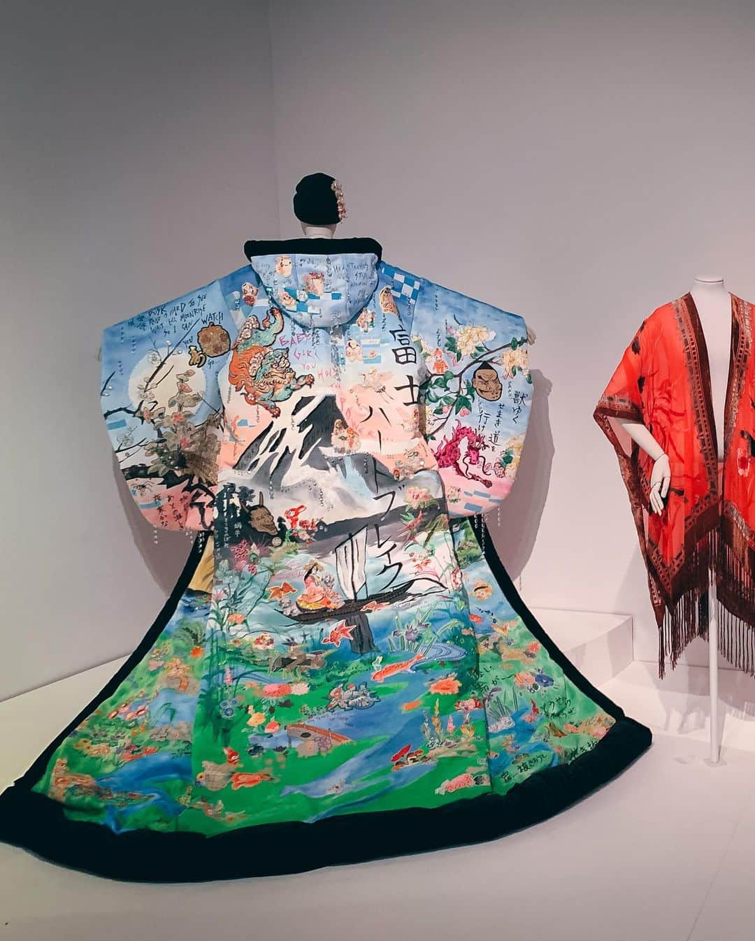 Anji SALZさんのインスタグラム写真 - (Anji SALZInstagram)「The @vamuseum Kimono: Kyoto to Catwalk exhibit got extended by the way! 🙌🏻❤️👘 If you’re in the UK - you can see this amazing collection August 27th to October 25th again 🥳 If you don’t have a chance to get there - you can read everything about it on my blog ❤️ www.salz-tokyo.com  Outfit from when COVID was not a thing in Europe yet 😭😭 Kimono: @jotaro_saito_ginzasix Obi: @modern_antenna x SALZ Zouri: @salzkimono」8月4日 23時58分 - salztokyo