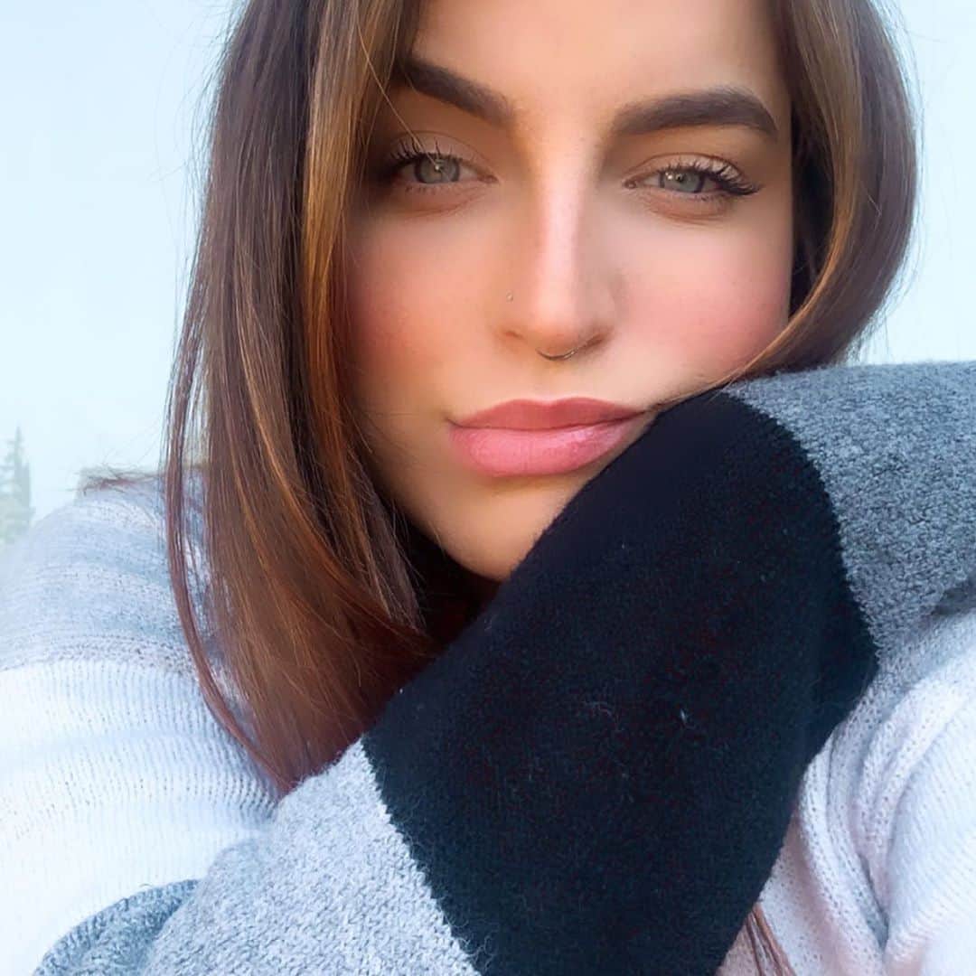 Bruna Unzuetaのインスタグラム：「Bored in the house」