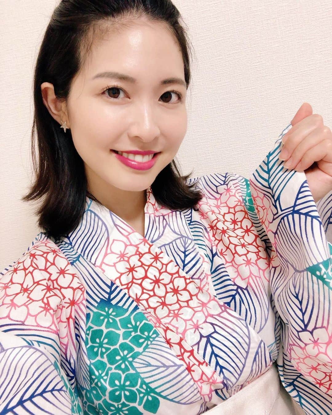 新宮里奈さんのインスタグラム写真 - (新宮里奈Instagram)「夏らしいこと出来ないので浴衣を着てみました🎐🍧  DMMオンラインサロンに浴衣の動画をUPしたよ👘❤︎❤︎ 自分なりに結構うまく編集したつもり、、😇  今年の夏はみんなどう過ごされますか？？  #浴衣 #実は1回もおろしてない浴衣 #夏 #産毛 #産毛をケープで思いっきり固めてるの巻き #産毛が多いんです #フォローミー #dmmオンラインサロン #入会お待ちしてます #❤︎ #👘」8月5日 0時02分 - rina_shinmiya