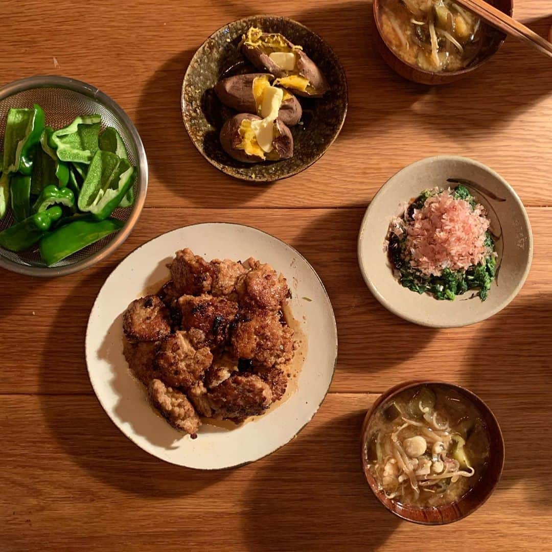 のインスタグラム：「実家の茄子と茗荷の味噌汁 モロヘイヤをたたいてお醤油と鰹節 焼安納芋にバター つくねを生ピーマンにのせて食べる . Twitterでバズってたつくね×生ピーマンを知ってから、つくねは生ピーマンを食べるためのただの蓋になっている」
