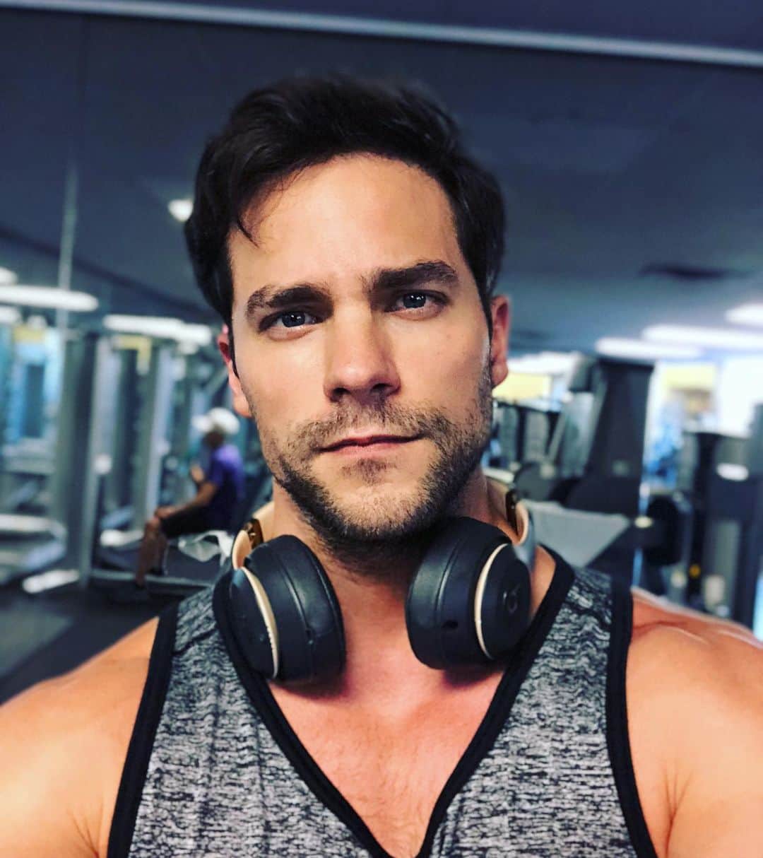 ブラント・ドーハティのインスタグラム：「I have no recent photos of myself because I’ve been stuck inside my house for months and who needs that kind of negativity in their lives. So anyway here’s one from last year.」