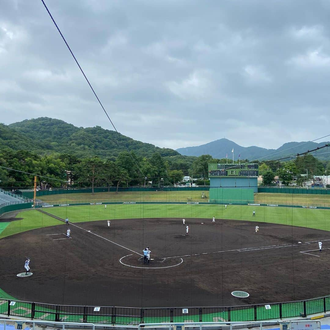 五十幡裕介さんのインスタグラム写真 - (五十幡裕介Instagram)「令和2年夏季北海道高等学校野球大会 札幌日大2-5国際情報 夏の甲子園大会中止が決まった翌日、 札幌日大のキャプテン・加藤愛稀選手の姿は、公園にあった。 「甲子園がなくなっても、 みんながこういうところで頑張っていると信じて、 試合につながると信じて練習をしました」。 今日の試合では、意地のタイムリー3ベースを放ってみせた。 「悔しい気持ちが一番あるけど、自分たちの野球を貫き通せて 最後まで粘り強くできた。そこに関して、悔しさはないです。」  #バーチャル高校野球 #高校野球 #生配信 #南北海道大会 #札幌 #円山球場 #札幌新川 #駒大苫小牧 #知内 #苫小牧中央 #東海大札幌 #北照 #札幌日大 #国際情報 #札幌大谷 #函大柏稜 #函館工業 #北海 #立命館慶祥 #鵡川 #札幌第一 #北海道科学大学 #HTB #アナウンサー #五十幡裕介 #実況」8月5日 0時11分 - htb_isohatayusuke