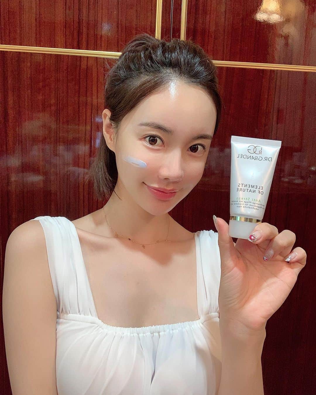 Hyemiさんのインスタグラム写真 - (HyemiInstagram)「닥터그란델 에피그란, 안티스트레스 “목요일” 공구 오픈 ! ⠀ 몇달만이라 많은 분들이 기다려주셨는데 아주아주 희소식이 🥰 ⠀ 에피그란 가격이 더 착해졌어요 !! ⠀ 저는 에피그란을 지금 8병째 쓰고 있는데 저에겐 없어설 안될제품이랍니다! ⠀ 에피그란 공구가 3만원대 안티스트레스 공구가 5만원대 ⠀ 목요일에 만나요👍🏻🧡」8月5日 0時14分 - hinzajoa