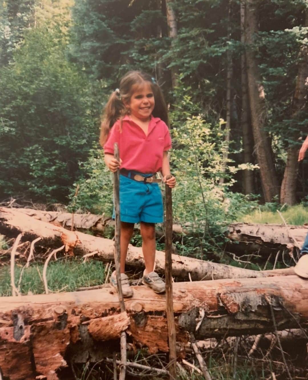 カーラ・ソウザのインスタグラム：「Summer vibes are strong with this one! Sometimes I look at these photos of me, just a couple of years older than my sweet pea Gianna, and I think about how fearless I was. The process I learned through UNLEASHED really taps into my little girl magic, creativity, courage, and strength. I'm so grateful for this process and for these memories. 💖 #unleashed」