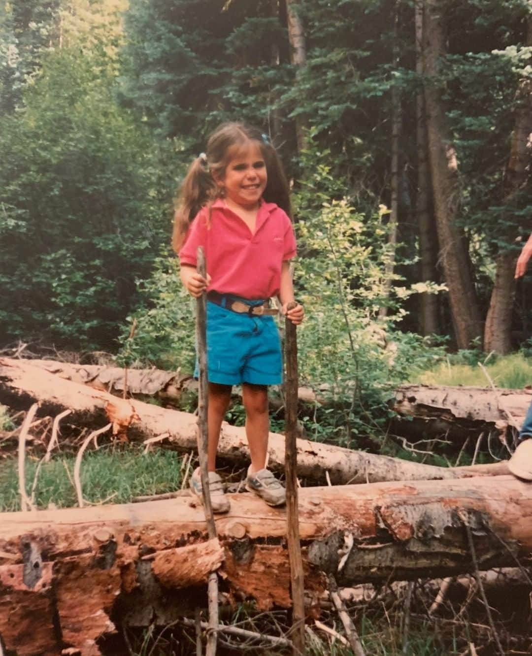 カーラ・ソウザさんのインスタグラム写真 - (カーラ・ソウザInstagram)「Summer vibes are strong with this one! Sometimes I look at these photos of me, just a couple of years older than my sweet pea Gianna, and I think about how fearless I was. The process I learned through UNLEASHED really taps into my little girl magic, creativity, courage, and strength. I'm so grateful for this process and for these memories. 💖 #unleashed」8月5日 0時15分 - karlasouza