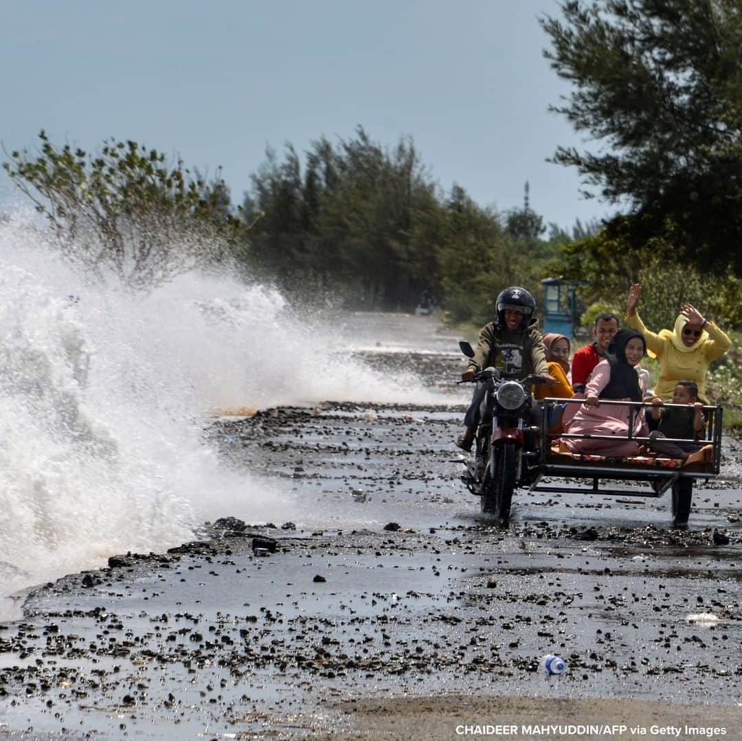 ABC Newsさんのインスタグラム写真 - (ABC NewsInstagram)「People riding a rickshaw react as a large wave breaks over the wall onto a street on the shores of Banda Aceh, Indonesia. #waves #indonesia」8月5日 0時16分 - abcnews