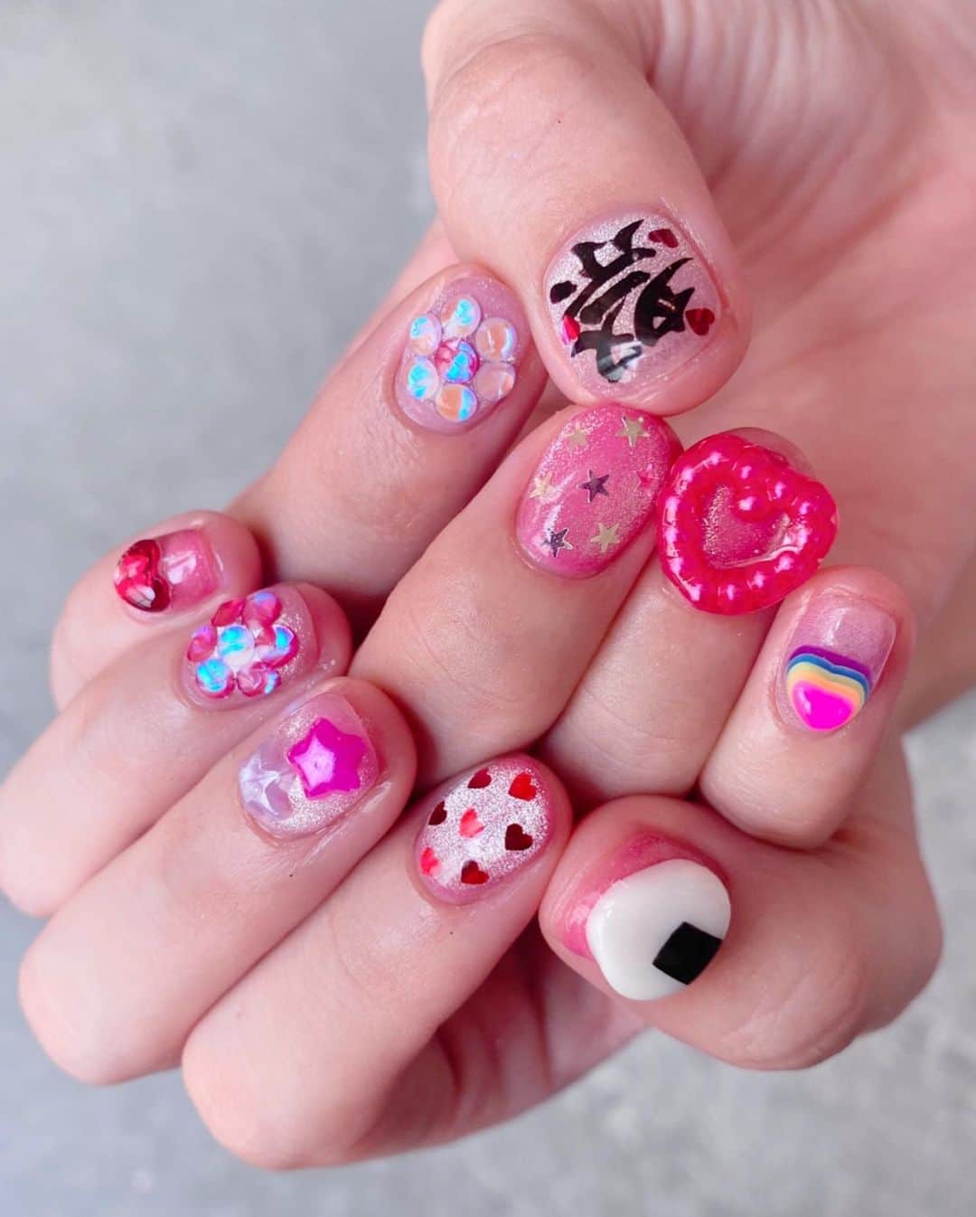 ぱいぱいでか美のインスタグラム：「Lovlでネイルもでか美祭のテンションに！ ꙳ #lovlnail #nail #nailsalon #でか美祭 ꙳ 祭感バッシバシに出すぞ！ってことで いつにも増してピンクギラギラのパーツゴリゴリで MAXハイテンションなネイルにしていただきました❤︎ ベースは気になってたマグネット！ めっちゃ可愛い〜なんでこんな風に反射するんだろう！ 左親指のおにぎりもいい味出してます❤︎笑 キャベツさんまじでこのデザインで仕上がりクッソ早くて綺麗だからすごすぎる。 いつもありがとうございます(T . T)！ でか美祭のことはハイライトにまとまってますのでぜひご覧ください！」