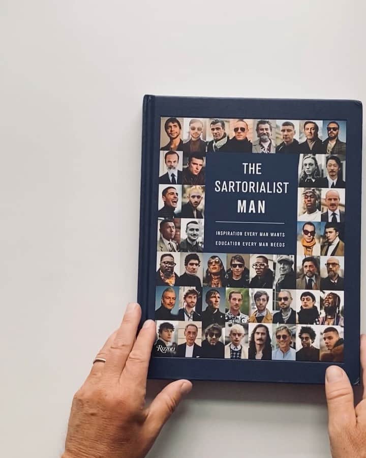 のインスタグラム：「I’m so happy to be finally holding an advanced copy of my new book The Sartorialist MAN that will be published by  @rizzolibooks on September 8th! (Click the link in Bio to Pre-Order!)  Unlike my previous books which were almost purely photographic, this book is a modern guide to men’s style and ,I think, a celebration of its wonderful diversity.   Menswear guides of the past usually promote the idea of “classic tailored clothing that will last” while dismissing fashion as something close to folly.  In my book ,and in my work generally, both are celebrated and (on many of the best spreads) appear side by side in a way that allows both to look unique and fantastic.   I’m humbled by the wonderful words @pppiccioli of @maisonvalentino wrote for the forward of the book.  Peirpaolo is a constant inspiration and his collaboration on this means the world to me!  Over the next few weeks I will be sharing insights from the book!」