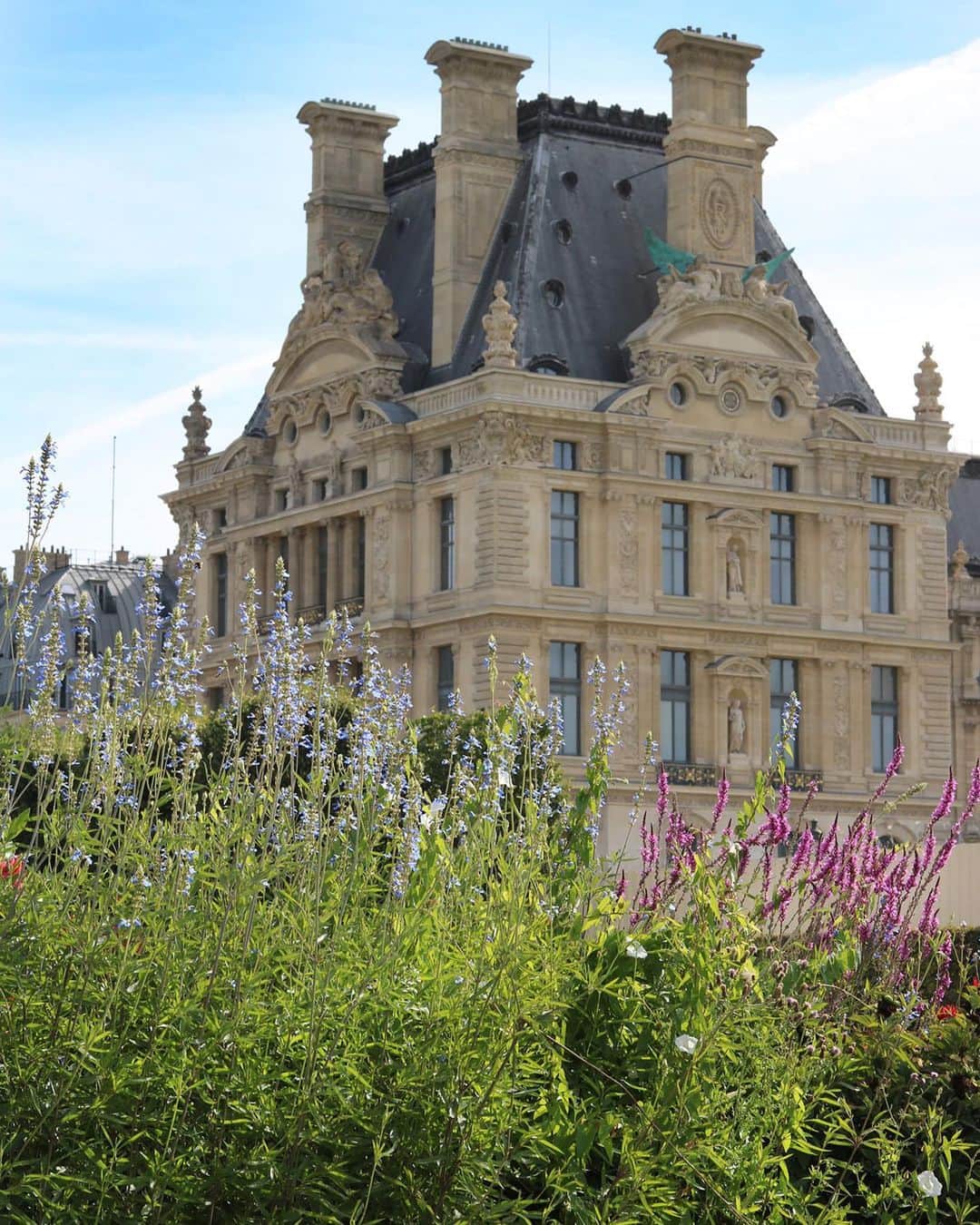 のインスタグラム：「. 🇫🇷 Le Corps et l’Âme… en fleurs ! 🌼 - 👨🏻‍🌾 Les jardiniers d’art du Domaine national du Louvre et des Tuileries s’inspirent des grandes expositions du musée pour concevoir le fleurissement du jardin. - 🌷 Cet été, la future exposition « Le Corps et l’Âme », qui aura lieu en octobre, est à l’honneur ! Les jardiniers d’art se sont inspirés de cinq œuvres appartenant aux collections du musée : les célèbres captifs de Michel-Ange, mais aussi des reliefs comme la « Bacchante en délire », une frise décorative de Mino da Fiesole et un sarcophage. - 🌹 Les jardiniers ont cherché à retranscrire les expressions du corps et les mouvements de l’âme. Des camaïeux de rouge flamboyant évoquent ainsi les mouvements violents, des harmonies roses et mauves la grâce des drapés légers. Quant à l’âme, elle est suggérée par la texture des végétaux, tantôt vaporeuse, tantôt architecturée. - 🌾 Leurs créations sont visibles autour du Grand Bassin rond, ainsi que le long de la galerie du Jeu de Paume, jusqu’à mi-octobre. - ⬅️Glissez vers la gauche pour en voir de toutes les couleurs ! - - - - 🌎 Body and Soul… in bloom! 🌼 - 👨🏻‍🌾 The gardeners of the Louvre and Tuileries National Estate are inspired by the museum's major exhibitions to design the flowering of the garden. - 🌷 This summer, the future exhibition "Body and Soul", which will take place in October, is in the spotlight! The art gardeners were inspired by five works from the museum's collections: the famous Michelangelo slaves, but also reliefs such as the "Bacchante en délire", a decorative frieze by Mino da Fiesole and a sarcophagus. - 🌹 The gardeners tried to transcribe the expressions of the body and the movements of the soul. Shades of flamboyant red evoke violent movements, pink and mauve harmonies remind the grace of light drapery. As for the soul, it is suggested by the texture of the plants, sometimes vaporous, sometimes architectural. - 🌾 Their creations can be seen around the Large Basin and along the Jeu de Paume gallery, until mid-October.  - ⬅️ Swipe left to look at all those colours!  -  📸 © Musée du Louvre / Maëlys Feunteun . . #Louvre #MuséeDuLouvre #Tuileries #TuileriesGarden」