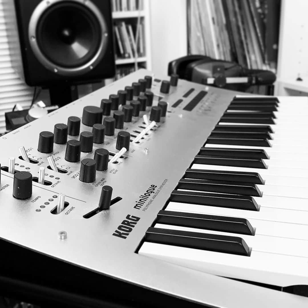 のインスタグラム：「初めて使うアナログシンセ良い感じ🎹(俺のじゃないけど😅)🎶 やっとガロウの新音源に着手してるんで詳細は今週末に発表予定お楽しみに💬  #NewSong #Recording #Lets #Stay #Listening #Making #Music #Forever #and #StayPunkForever #with #Analog #Synthesizer #Gallow #TheStarbems」