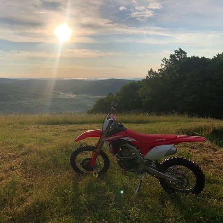 Honda Powersports USさんのインスタグラム写真 - (Honda Powersports USInstagram)「Upstate New York riding with Travis MacDowell 📸@travismacdowell Where do you ride in summer? #crfcollective #ridered #betteronahonda」8月5日 0時41分 - honda_powersports_us