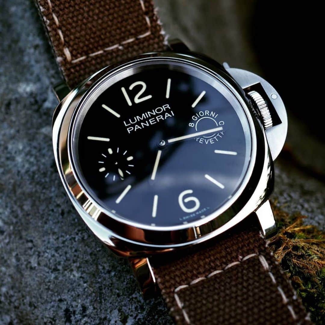 パネライのインスタグラム：「Just a little subtle addition to the dial makes such a difference. The #PAM590 Luminor 8 featuring the Giorni Brevettato Painted Dial. Pic by @sabbathn88 #paneraicentral」