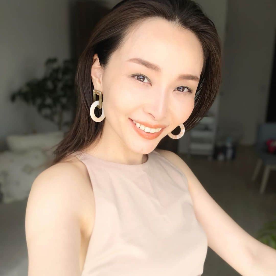 のインスタグラム：「【お知らせ】 明日から1週間、デジタルデトックスを始めるため全てのSNSをお休みします📵😚✨ 下半期も引き続き有意義な時間が過ごせるように、時間に余裕がある時に休んでおこうと当初はYouTubeの動画投稿だけをお休みするつもりでした！ だけど、本当に沢山の方から『ゆっくり休んでください』と温かいメッセージを頂き、こんなにお休みすることを温かく応援してくださる人がいるなら、とことん休んでやろうと私の好奇心に火がつきまして🤣  考えてみれば10年以上SNSを見ない日は無かったと思うし、何も触れない生活をしたらどうなるのかすごく興味が湧いてきたので、 期間中はYouTube、Instagram、Twitter全て見られないようにアプリを消します🥳  1週間後どんな自分に出会えるだろう✨ なんだか楽しみ！！ みんなのお陰で楽しみ増えたよ、ありがとう！  太陽を浴びて深呼吸して 美味しいものたくさん食べて しっかり寝てのんびり過ごします🌈✨  またフワーッと戻ってくるのでその時は宜しくお願いします💖」