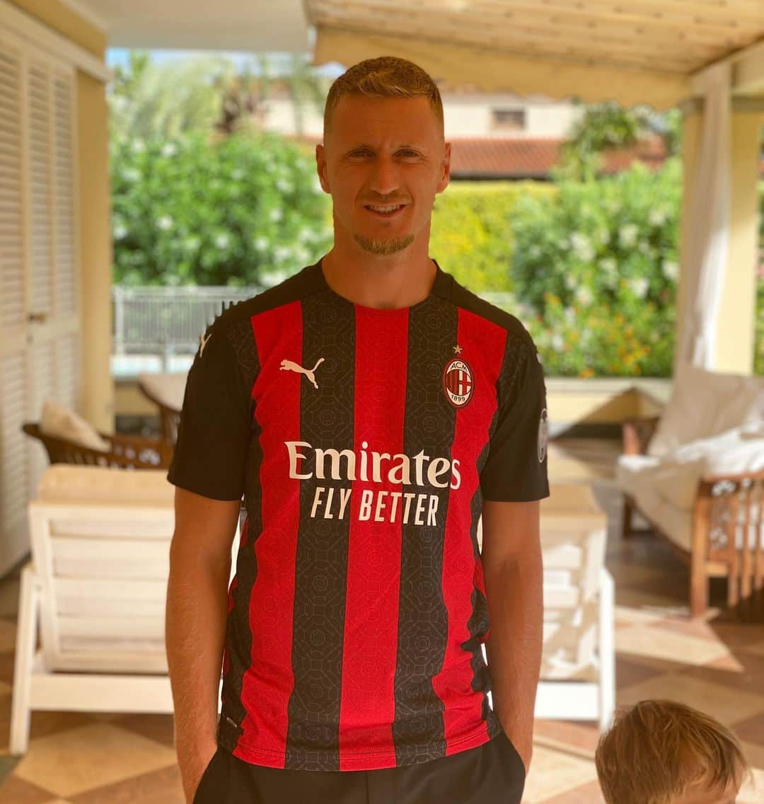 イニャツィオ・アバーテのインスタグラム：「Grazie @acmilan ❤️🖤#conilmilannelcuore」
