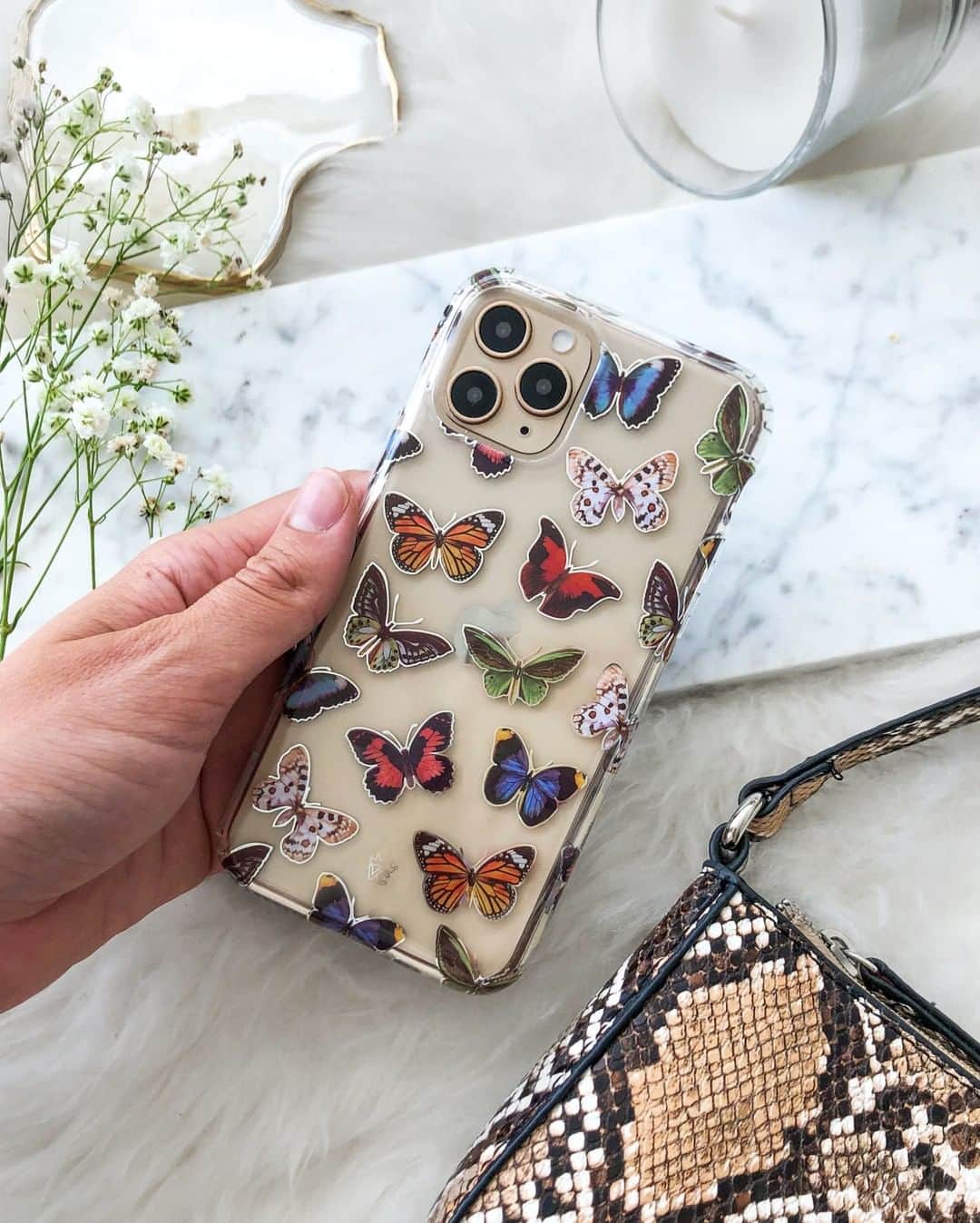 VELVETCAVIARさんのインスタグラム写真 - (VELVETCAVIARInstagram)「When you have work to do but you can't stop staring at how beautiful your case is... 😍🦋#velvetcaviar」8月5日 1時01分 - velvetcaviar