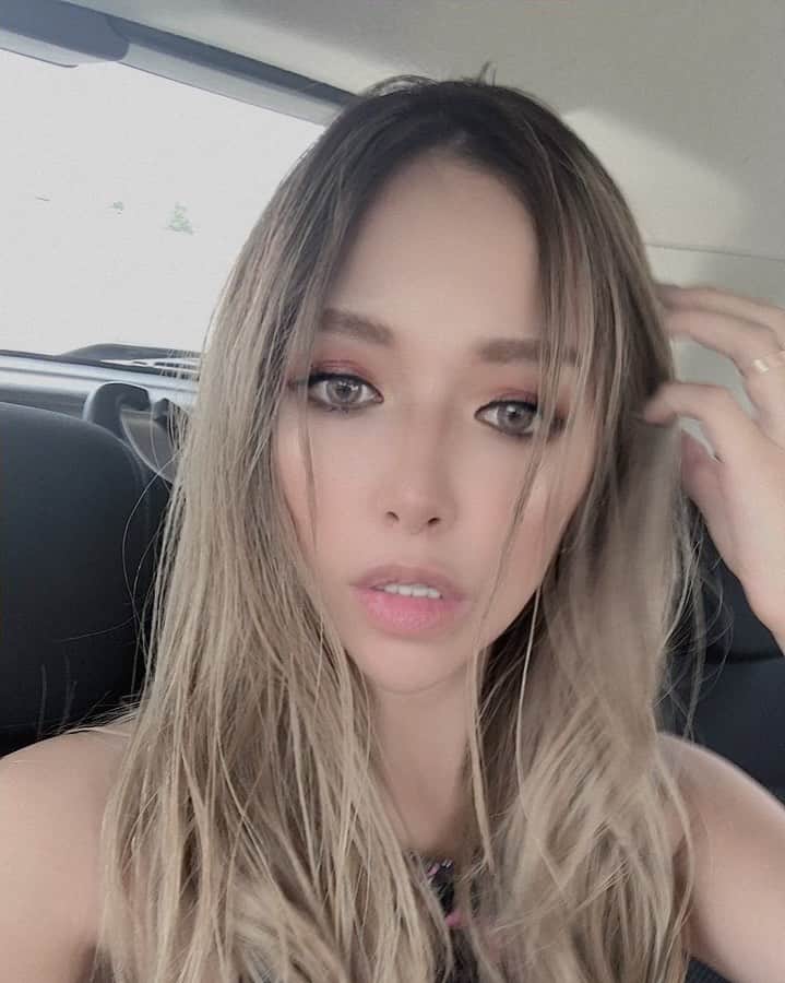倖田梨紗のインスタグラム：「こんなご時世ですが…今年も伊豆白浜にいってきましたん🏝🍉 最高に楽しかったん🥝ただ年々疲れが取れなくて絶賛ぐったりしております🧎🏼‍♀️ また来年💋 最後は眉毛ないのは置いといて 大エビフライサービスショット🍤(誰得) そんなつもりじゃなかった 大きいよって動画とりたかっただけなの本当に #白浜 #伊豆白浜 #海 #sea #trip #summer」
