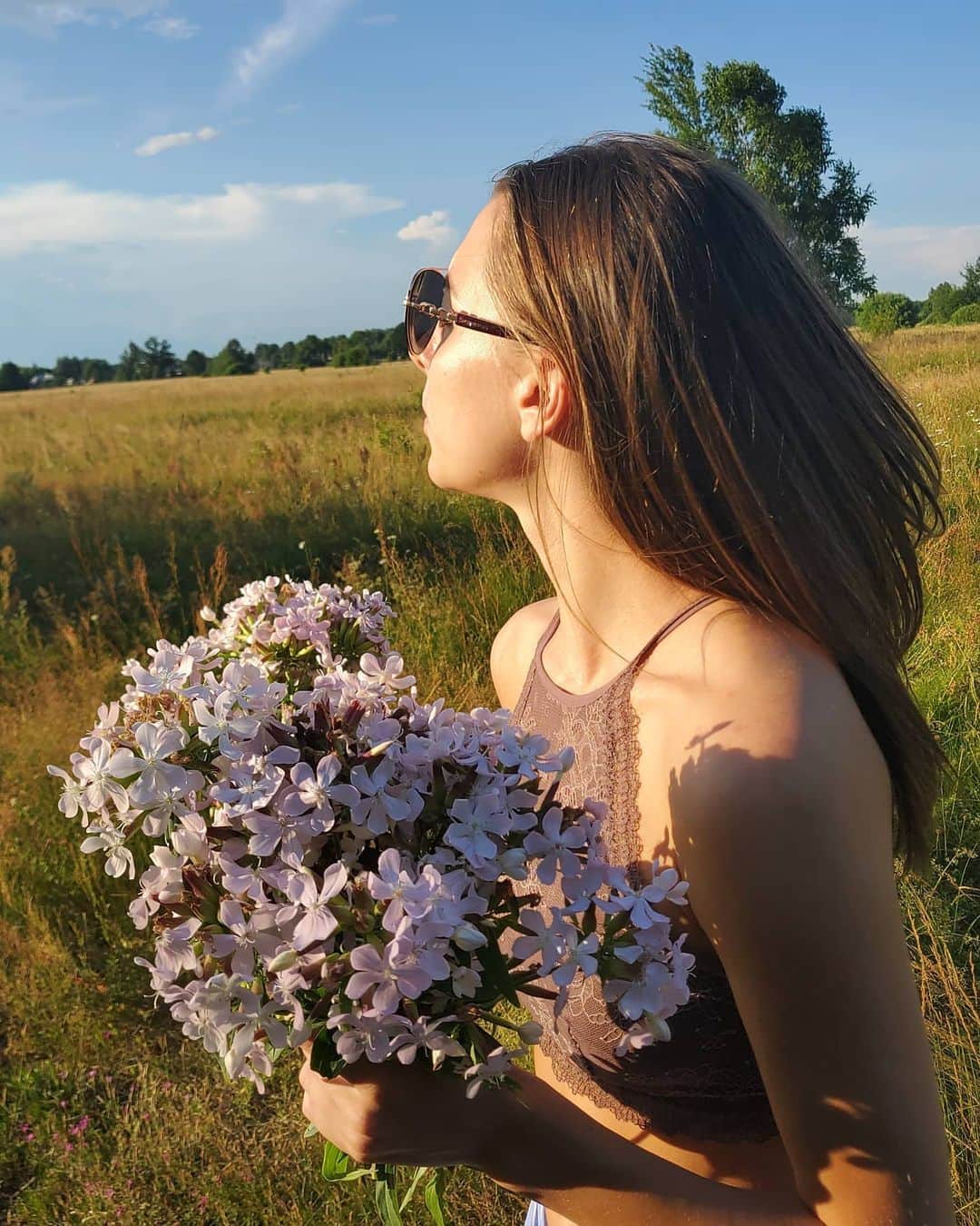 メリティナ・スタニウタさんのインスタグラム写真 - (メリティナ・スタニウタInstagram)「Какой у вас любимый цветок?  У меня - поиновидные розы и сирень 🌸🌸🌸 ⠀ #samsungbelarus #galaxyzflip #belarus #glower #girl  #nature #field #summer #summer2020」8月5日 0時57分 - melitinastaniouta