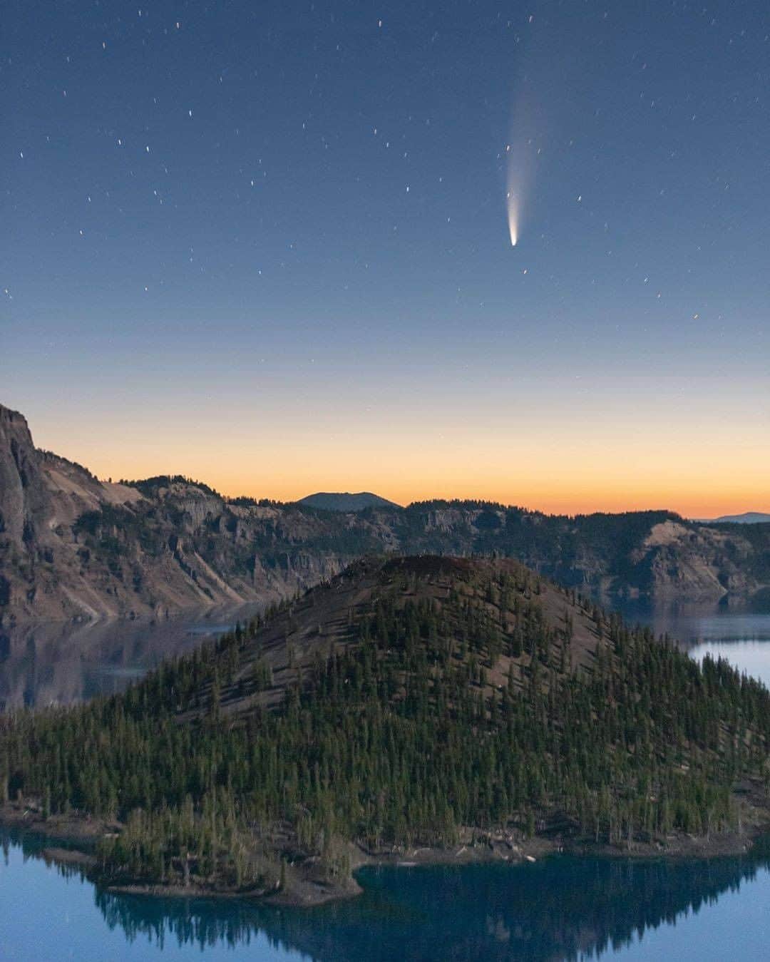 Visit The USAさんのインスタグラム写真 - (Visit The USAInstagram)「Spotting Comet NEOWISE with @amy__gan in Crater Lake National Park in Oregon! 💫 Observers in the Northern Hemisphere still have a chance to see NEOWISE before it disappears for the next 6,800 years! @NASA suggests finding a spot without city lights, going just after sunset, looking for the Big Dipper and using binoculars or a telescope 🔭 for the best view! Tag a friend you would search for this Comet with! 📸 : @amy__gan #VisitTheUSA #TogetherInTravel」8月5日 1時00分 - visittheusa