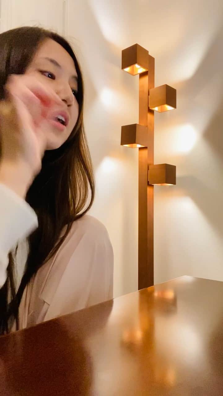 阿部真央のインスタグラム：「こんばんは🌙  明日配信ライブなのに全然寝れないので超小声で歌の練習しました🙊  フェイクとか歌い方の練習の時手をつけると私はうまく出来るようになります。  歌歌う方ぜひやってみてね。  同じく眠れない方子守唄にでもどうぞ。（間違えてるけど）  アリアナちゃん大好きです♡  おやすみなさい💤  まお」