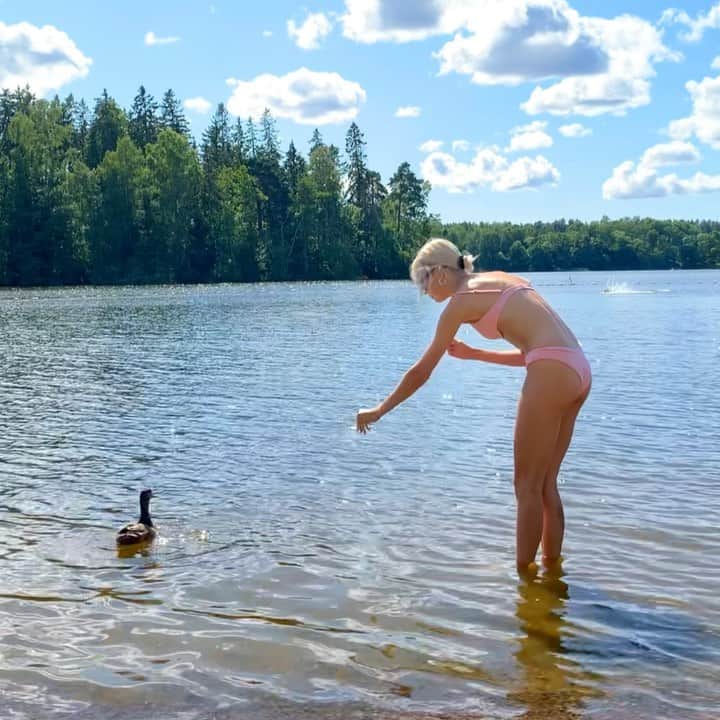 ニーナ・ネスビットのインスタグラム：「today I met a duck who took a bit of a shine to me... he introduced me to his family very quickly (wait for it) and then decided to have a nap beside me. I now want to adopt him. animals are the purest and one day when I have nothing left to write about I’d like to move to the swedish lakes so I can have a dog day care centre for small breeds (because I’m still scared of big dogs) and a lake for some ducks.」