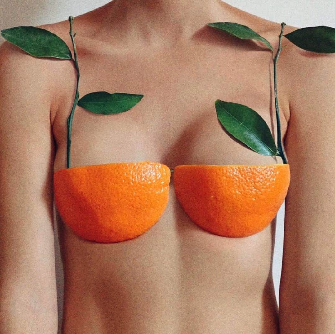 フラヴィア・ルチーニのインスタグラム：「Life in Italy 🇮🇹 inspiration by @jacquemus @gabbois 🍊🍊 #orangina #italytravel #vitaminc」