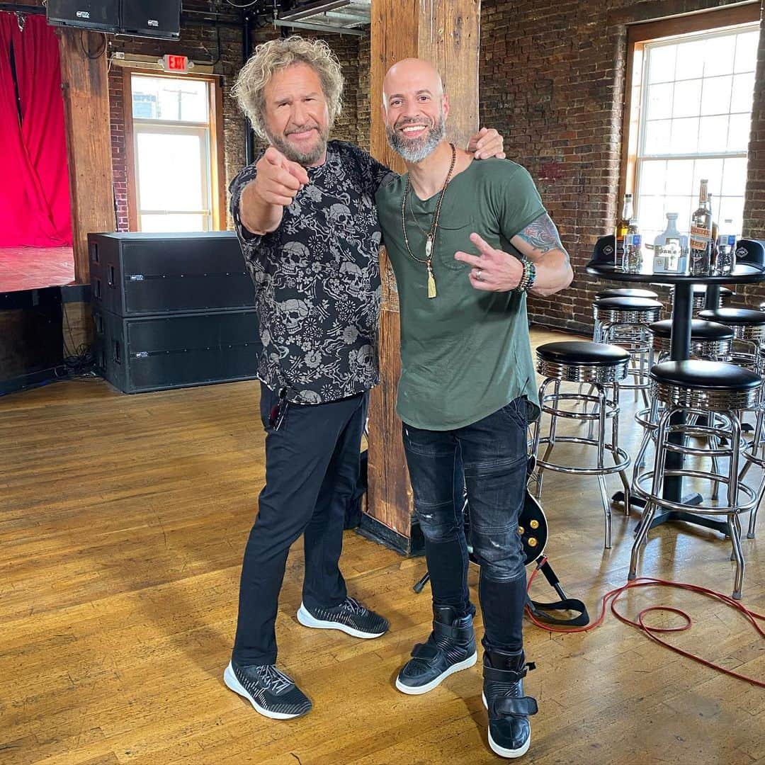 クリス・ドートリーのインスタグラム：「Had a blast hanging with the red rocker himself @sammyhagar yesterday at Mercy Lounge! @brian_craddock and I got to jam a little as well! Can’t wait for you guys to see the episode on @axstv in the fall! Thank you again Sammy for having us and being so generous! So much fun!」