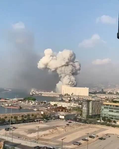 ティモシー・サイクスのインスタグラム：「BREAKING NEWS: Repost from @karmagawa There was just a massive explosion in Beirut, Lebanon just now, no word yet on cause or casualties, please share with your followers and tag people who need to see this, let’s all pray together for everyone in the area affected #beirut #lebanon #prayforlebanon #karmagawa」
