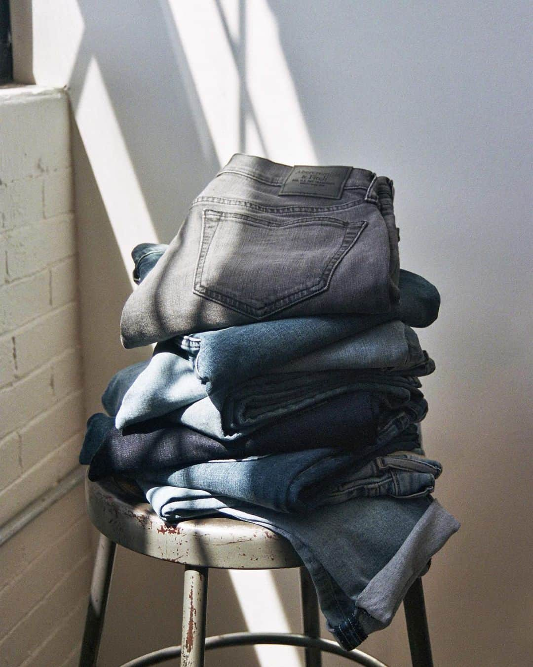 Abercrombie & Fitchさんのインスタグラム写真 - (Abercrombie & FitchInstagram)「Find your wash—in a process similar to wearing them out naturally, our denim starts as a dark, natural indigo and is then washed down to reach the ideal color. #abercrombiemens」8月5日 1時21分 - abercrombie