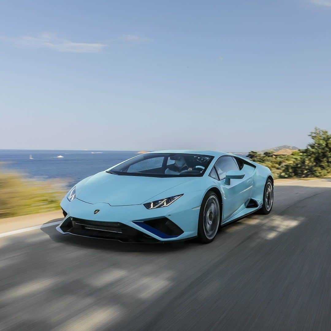 ランボルギーニさんのインスタグラム写真 - (ランボルギーニInstagram)「We returned to Sardinia’s Costa Smeralda with a special mission: to open our Lamborghini Lounge in Porto Cervo. For the second year running, our guests and VIPs enjoyed a true Lamborghini lifestyle experience, in the company of our magnificent Super Sports Cars. It’s always a pleasure.  #Lamborghini #LamborghiniLounge #HuracanEVORWDSpyder #HuracanEVORWD #Urus」8月5日 1時29分 - lamborghini