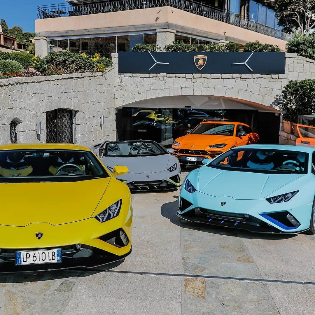 ランボルギーニのインスタグラム：「We returned to Sardinia’s Costa Smeralda with a special mission: to open our Lamborghini Lounge in Porto Cervo. For the second year running, our guests and VIPs enjoyed a true Lamborghini lifestyle experience, in the company of our magnificent Super Sports Cars. It’s always a pleasure.  #Lamborghini #LamborghiniLounge #HuracanEVORWDSpyder #HuracanEVORWD #Urus」