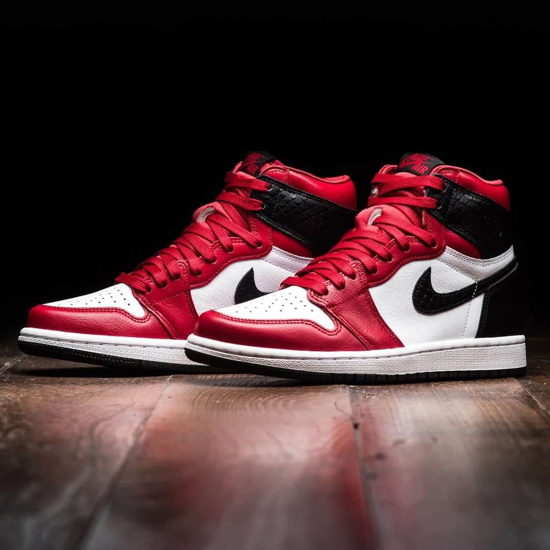 Sneaker Newsさんのインスタグラム写真 - (Sneaker NewsInstagram)「The Air Jordan 1 Retro High OG "Red Satin" releases on August 7th. Hit the link in our bio for the store list + raffles!」8月5日 1時31分 - sneakernews