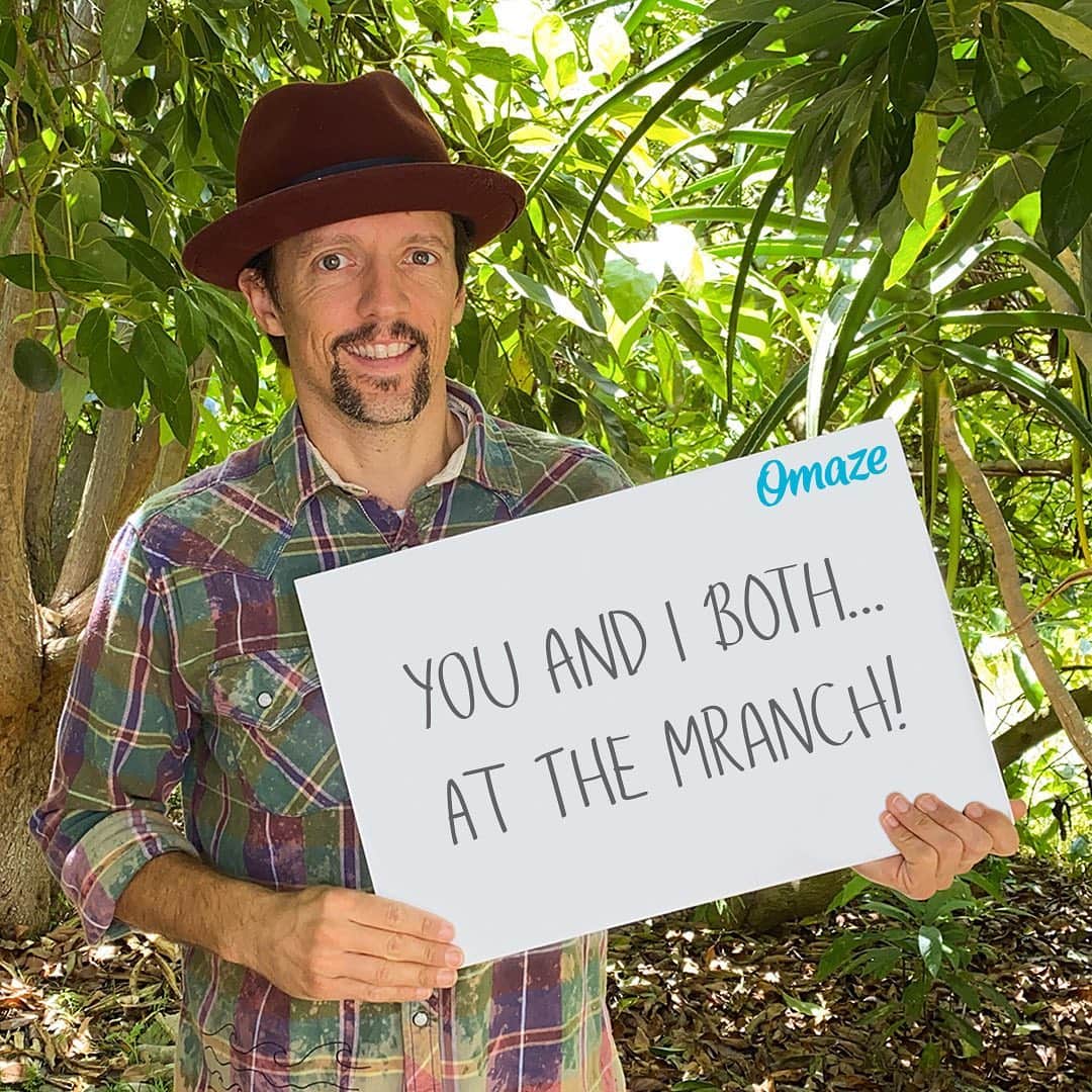 ジェイソン・ムラーズのインスタグラム：「Come hang with me at @mrazfamilyfarms (when it’s safe to do so) and we can have a fresh farm-to-table lunch together! Every donation for the chance to win will support the @jasonmrazfoundation. Enter through my bio link or at omaze.com/jason #omaze @omaze」