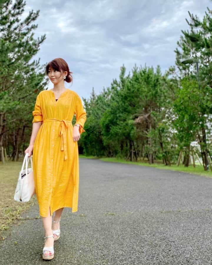 のインスタグラム：「#Amazonで発見　(σﾟ∀ﾟ)σ‼️✨ * イエナやジャーナルスタンダードなど #ベイクルーズ の人気ブランドが Amazonで購入出来る様になりました🙌🏻💕  ⇨ AmazonFashion ( @amazonfashionjp ) * しかも…驚く事に😳🙌🏻 最大70%OFFのサマーセール💸🛍️ 開催してました〰︎🤭💕 全部送料無料だったよ👏🏻 * 私は…黄色に一目惚れした #スローブイエナ リエン混シャツスキッパーワンピースを 60%OFFでGET出来ました〰︎👏🏻💕 めちゃくちゃお得٩(´‘▽‘｀)۶🎶 * ストーリーズに商品リンク🔗貼ってるので 気になった方は見てみてね❤️✨  https://amzn.to/2ERghFJ  * 𖤐𝕔𝕠𝕕𝕖𖤐 👗 𝚘𝚗𝚎𝚙𝚒𝚎𝚌𝚎⇨ #SLOBEIENA 👜 𝚋𝚊𝚐⇨ #thinkbee 👡 𝚜𝚊𝚗𝚍𝚊𝚕⇨ #RandE 🎀 𝚛𝚒𝚋𝚋𝚘𝚗⇨ #LUPIS * σ(´∀`ме)▷▶▷身長💃𝟙𝟞𝟝㎝/𝑓𝑟𝑒𝑒𝑠𝑖𝑧𝑒 *  ▶▶▶SENKEN TREND NEWS 【ベイクルーズ】サマーセール！ 最大70％OFFのビックリ価格！  https://senkentrend.news/_ct/17382969 ✼••┈┈┈┈┈┈┈┈┈┈┈┈┈┈┈┈••✼ #PR ‪#amazonfashionjp #コーデ #code #ootd #BAYCREWS #Amazonfashion #夏コーデ #プチプラファッション #ワンピコーデ#fashion #outfit #coordinate #senkentrendnews #instafashion #コーディネート #ファッション #outfitoftheday #大人カジュアル #大人コーデ #cordinate #大人スタイル #おしゃれ好きな人と繋がりたい @queen.lupis  ヘアクリップ(o944) ピアス (v0632) ✼••┈┈┈┈┈┈┈┈┈┈┈┈┈┈┈┈••✼」