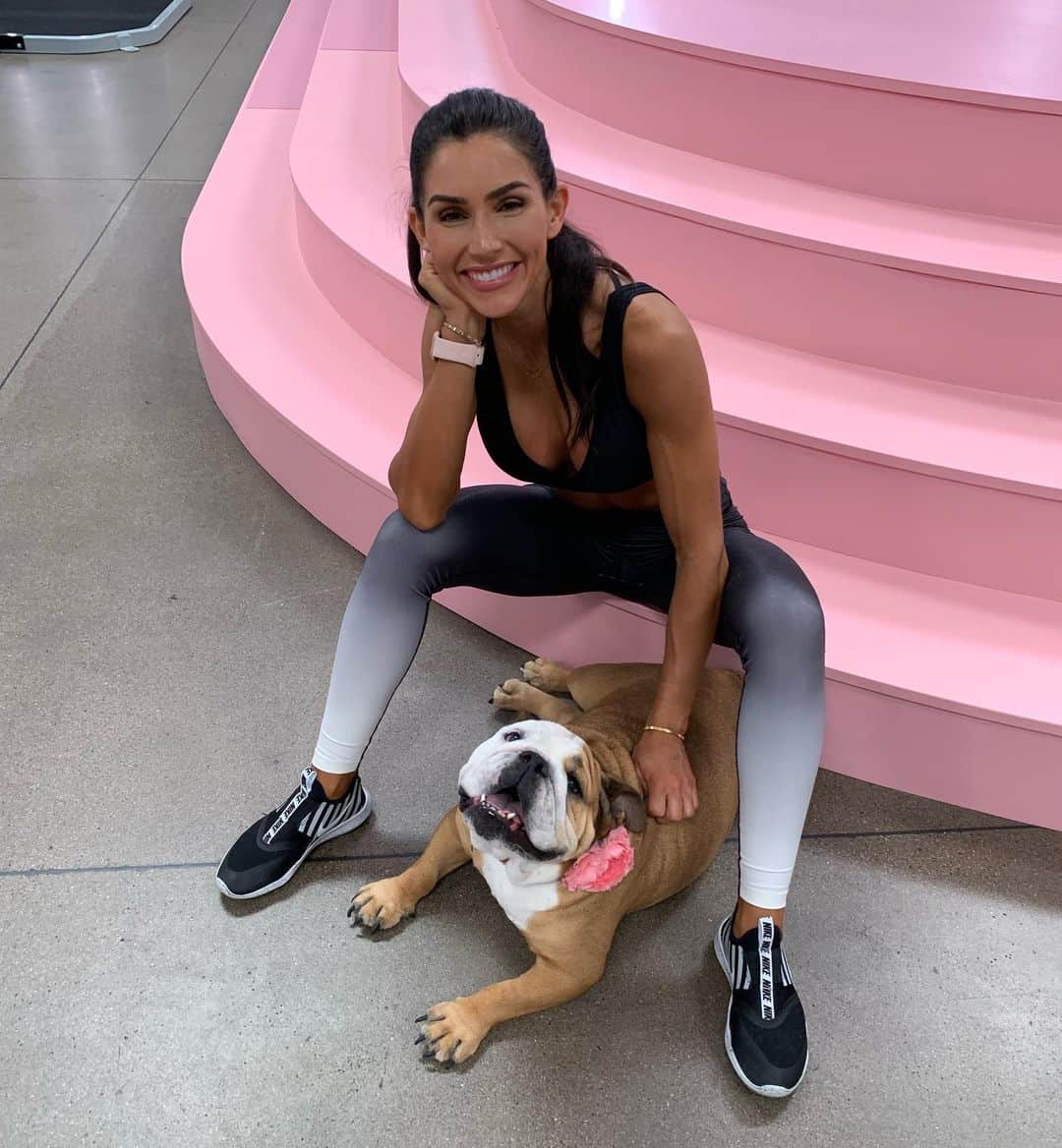 Alexia Clarkさんのインスタグラム写真 - (Alexia ClarkInstagram)「Hellooooo! You might know me from watching my workout posts and from that you may have noticed that I REALLY love creating fun workouts. But here are some things you may not know about me:   I’ve been studying the world of fitness for over 10 years. I’m a certified personal trainer and have tons of real world training experience. My top priority is giving you the best, most effective workouts that are going to give you incredible results while teaching you correct form so that you can say goodbye to your knee or back pain. You’ll feel GREAT every morning when you wake up and instead of dreading your workouts, you’ll actually look forward to them!   With my program I’m with you every step of the way. I’m not giving you a pre written 8 week program and wishing you luck. You will wake up to a new workout every day with tips from me as if we were meeting together in a personal session.   I have dedicated my life to creating a program that is fun and will make you stronger in every aspect - mentally, emotionally and physically. I believe that when you have positivity around you and a cheering squad from a community like the QUEENTEAM you will exceed any expectation you set for yourself.  For a limited time get 25% off your first 3 months of my program!   www.alexia-clark.com   #alexiaclark #queenofworkouts #queenteam #queen2020 #fitness #fitgirl #fitfam #fitspo #personaltrainer #transformation #goals #fitnessgoals #fitforHisreason」8月5日 1時42分 - alexia_clark