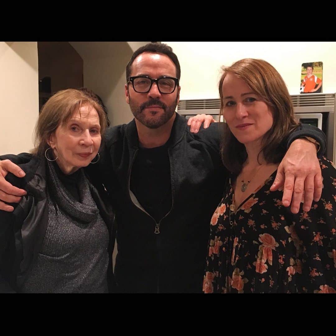 ジェレミー・ピヴェンのインスタグラム：「My sister Shira and mom Joyce ! Who’s inspiring you guys today ?  #family #weareinthistogether  #wearamask」