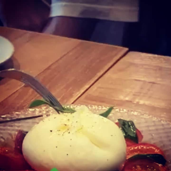 T.G.HEARTH TGハースのインスタグラム：「ブッラータ🧀とフルーツトマト🍅 バジル🌱カプレーゼ💕」