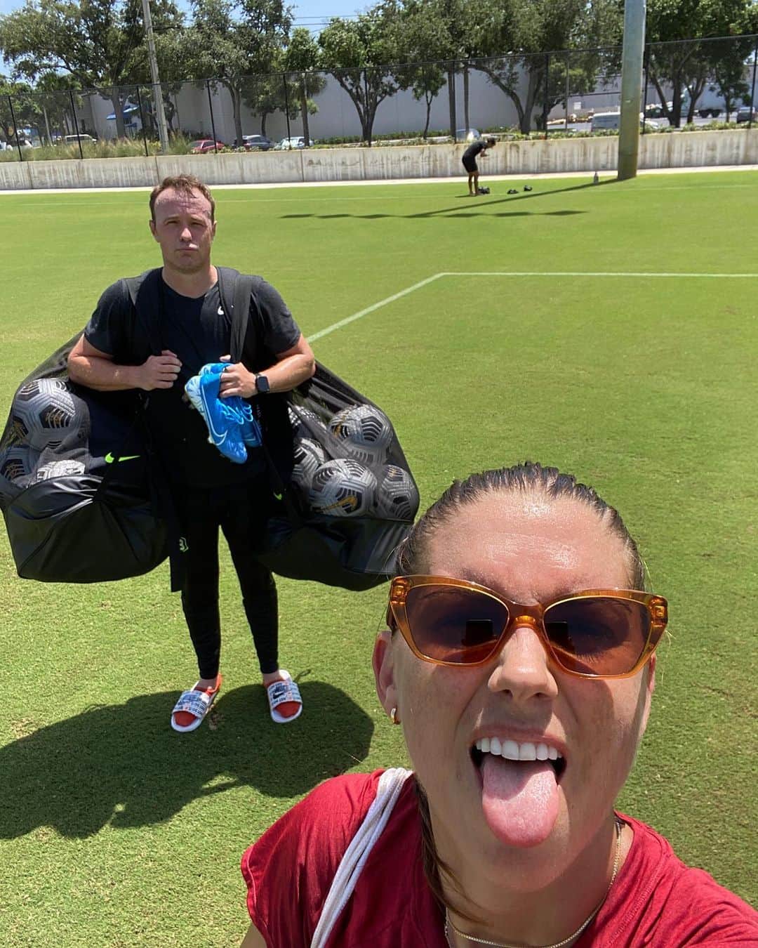 アレックス・モーガンのインスタグラム：「When @beastmodesoccer came to Florida for a week to train me we got exactly 1 picture together. Anyway, thanks Dave for coming out and helping me get back to myself on the field!! Also thanks for carrying BOTH bags of balls. (Before anyone suggests otherwise, yes we both took all health precautions into account)」
