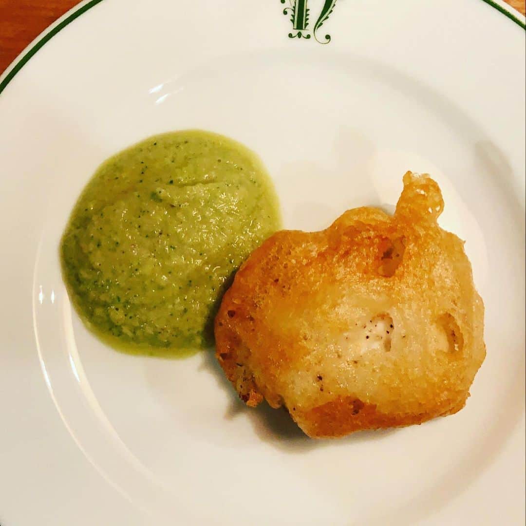 のインスタグラム：「NATIVOで念願の料理教室。絶品フリットのコツを教えてもらった。う、嬉しい。 @takky13juventus シェフ、惜しみなく教えてくださってありがとうございます。 #料理教室 @nativo_jp」
