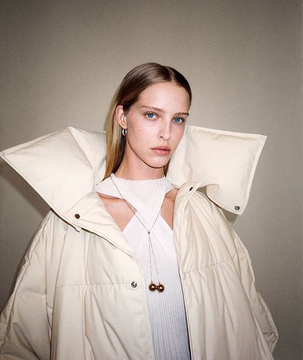 アビー・チャンピオンのインスタグラム：「@bottegaveneta 🖤」