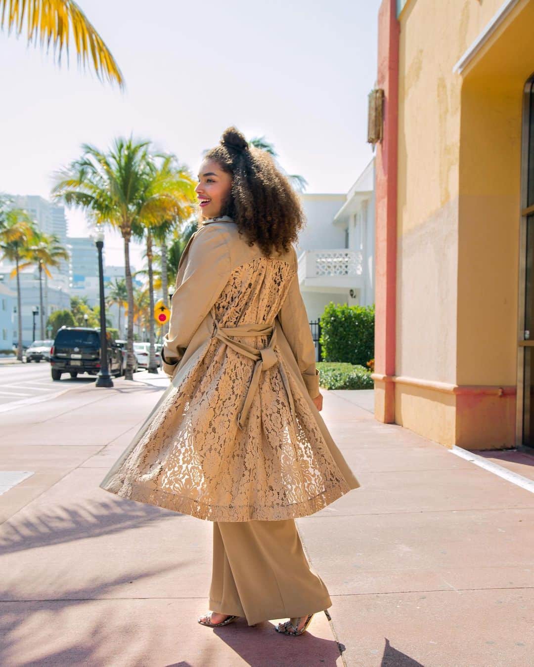 Macy'sさんのインスタグラム写真 - (Macy'sInstagram)「When the AC gets to be too much, this lace-back trench has got your… well, back.」8月5日 2時02分 - macys