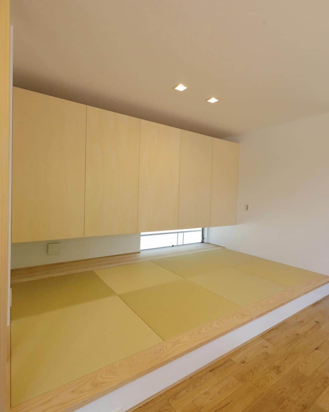 ナガタ建設さんのインスタグラム写真 - (ナガタ建設Instagram)「太宰府市坂本の分譲地 都府楼の杜の 『ON THE DECK』 リビングと和室を分けるんではなく、一つの空間に。 畳をソファのように使えるし、仕切れば部屋としても使えます🙆‍♂️ #ldk #和室 #畳  #お家時間  #おうち時間 ☞@nagatanoie いいね！フォローをして頂けると凄く喜びます😁 ・ ｰｰｰｰｰｰｰｰｰｰｰｰｰｰｰｰｰｰｰｰｰｰｰｰｰｰｰｰｰｰ #外観  #キッチン  #施工事例  他の写真はこちら...☞@nagatanoie ｰｰｰｰｰｰｰｰｰｰｰｰｰｰｰｰｰｰｰｰｰｰｰｰｰｰｰｰｰｰ ・ #ナガタ建設 は#福岡 県#太宰府市 市にて70年前に製材所から始めた#工務店 です🏠 ・ 『 #ながたのいえ 』 ・ #暮らし から#デザイン する#家づくり を提案する私たちの家は ・ 『太宰府でアナタらしさをきづく家』 をテーマに#注文住宅 #マイホーム  #工務店だからつくれる家 をお客様と一緒に作ります😆 ・ ながたのいえのお客様はこんな人たち ▷▷▷ #家具 好き #インテリア 好き #コーヒー好き  #かっこいい家 #おしゃれな家 好き #暮らしを楽しむ  #シンプルライフ  #家族好き ・ ※ナガタ建設では、メンテナンスのことも考慮し、施工エリアを太宰府市の本社から車で30分圏内と限定させて頂いておりますm(__)m 施工エリア外のお客様については、個別対応となりますので、ご相談下さい。 ・ #instagood #instahome」8月5日 7時32分 - nagatanoie