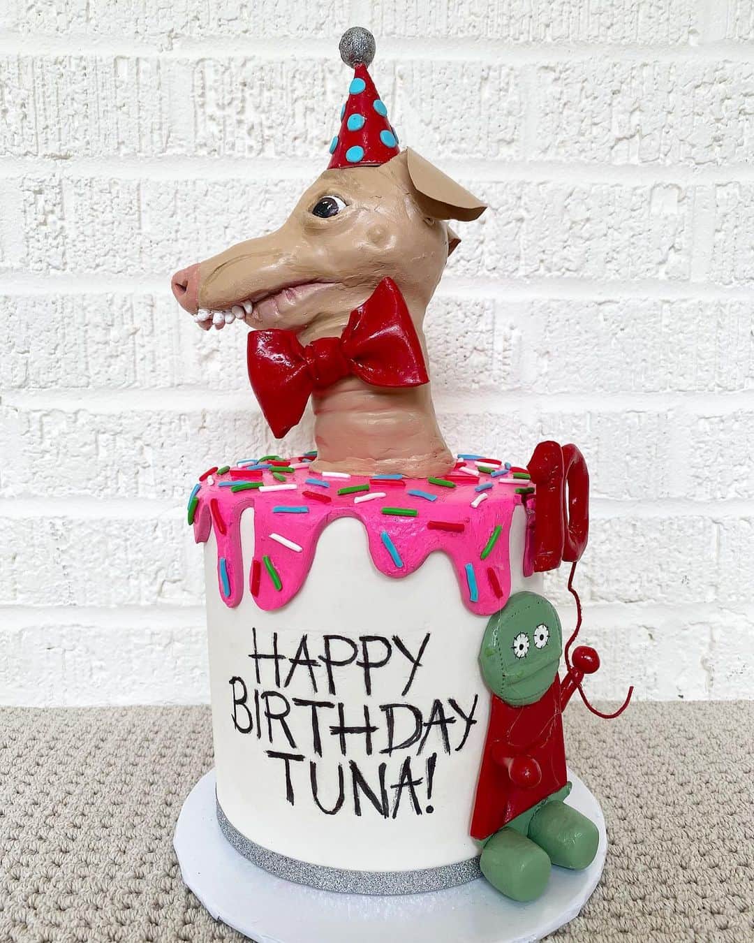 Tuna {breed:chiweenie} さんのインスタグラム写真 - (Tuna {breed:chiweenie} Instagram)「I wanted to showcase this INCREDIBLE prop cake that EPIC cake designers, @pariscustomcakes, made for Tuna’s birthday this past weekend. While they specialise in edible wedding and themed celebration cakes, serving Nevada, in Reno, Sparks, Lake Tahoe and the surrounding areas, I noticed on their account that they have made multiple #tunainterpretations prop cakes in the past, just for fun, so I asked them to make one for his 10th birthday.  I am sooo impressed by how it turned out that I’m keeping it forever! Also, can you even handle Colin?!? 😍」8月5日 7時33分 - tunameltsmyheart