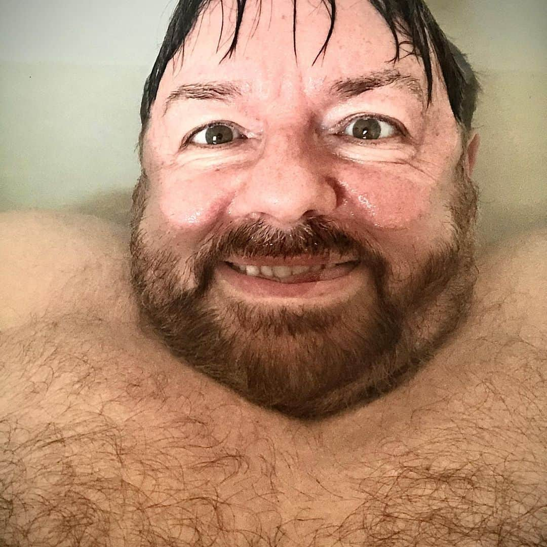 リッキー・ジャーヴェイスさんのインスタグラム写真 - (リッキー・ジャーヴェイスInstagram)「New bath pic. Still got it.」8月5日 2時12分 - rickygervais