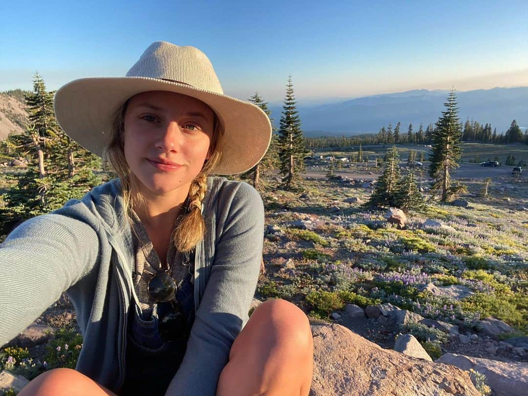 リリ・ラインハルトさんのインスタグラム写真 - (リリ・ラインハルトInstagram)「Took a solo trip to Mount Shasta for some mental clarity and healing. Very grateful to have the opportunity to travel to such a sacred place and reconnect with myself and God ☀️ hope all of you are using this time to take care of yourselves and reflect— it’s vital.」8月5日 2時18分 - lilireinhart