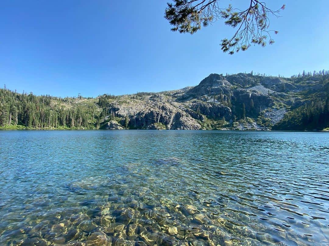 リリ・ラインハルトのインスタグラム：「Took a solo trip to Mount Shasta for some mental clarity and healing. Very grateful to have the opportunity to travel to such a sacred place and reconnect with myself and God ☀️ hope all of you are using this time to take care of yourselves and reflect— it’s vital.」