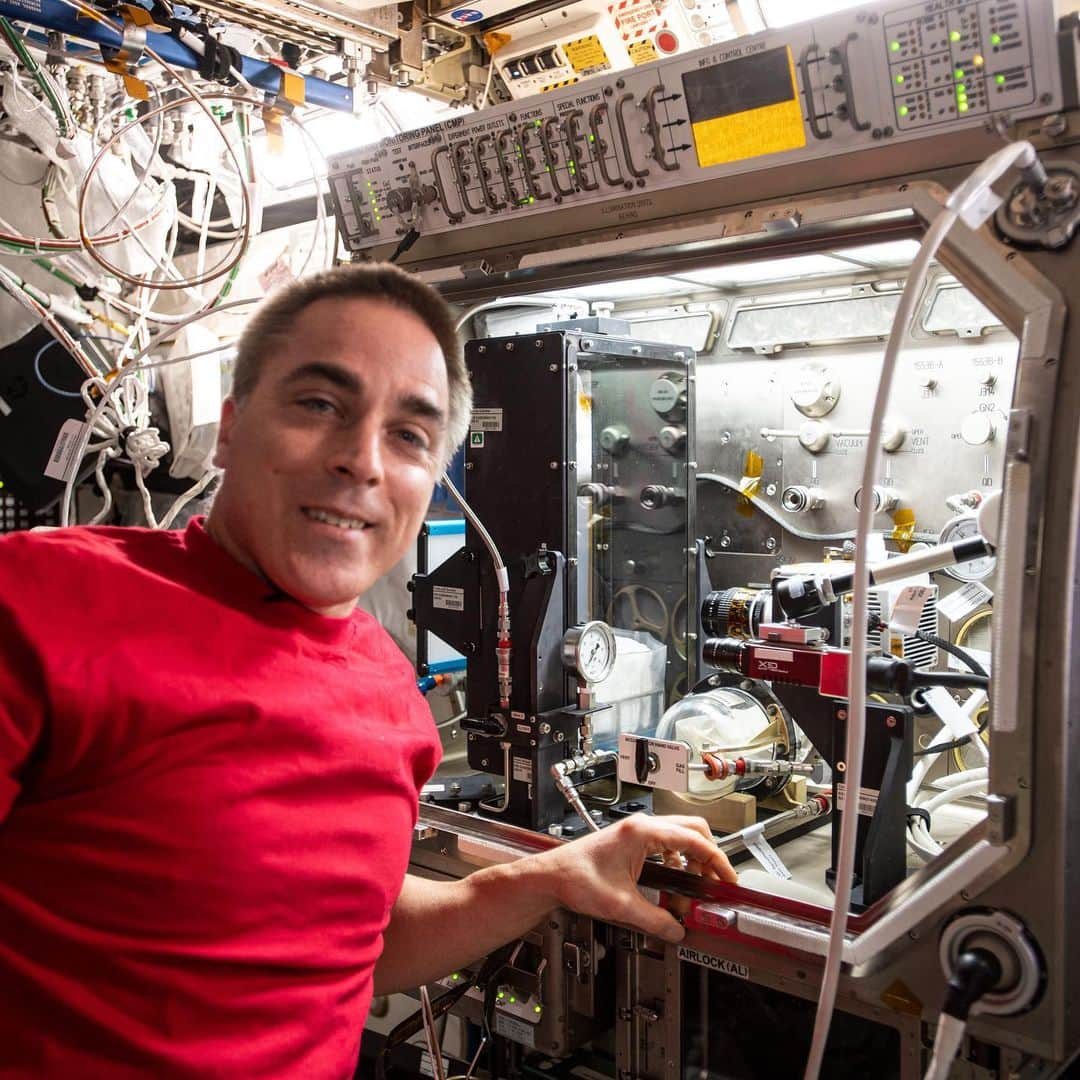 国際宇宙ステーションさんのインスタグラム写真 - (国際宇宙ステーションInstagram)「Expedition 63 Commander and NASA astronaut Chris Cassidy installs fluid research hardware inside the U.S. Destiny laboratory module's Microgravity Science Glovebox. Cassidy was working on the Droplet Formation Study that observes how microgravity shapes water droplets possibly improving water conservation and water pressure techniques on Earth. #nasa #astronaut #science #research #water #conservation #pressure #international #space #station」8月5日 2時28分 - iss