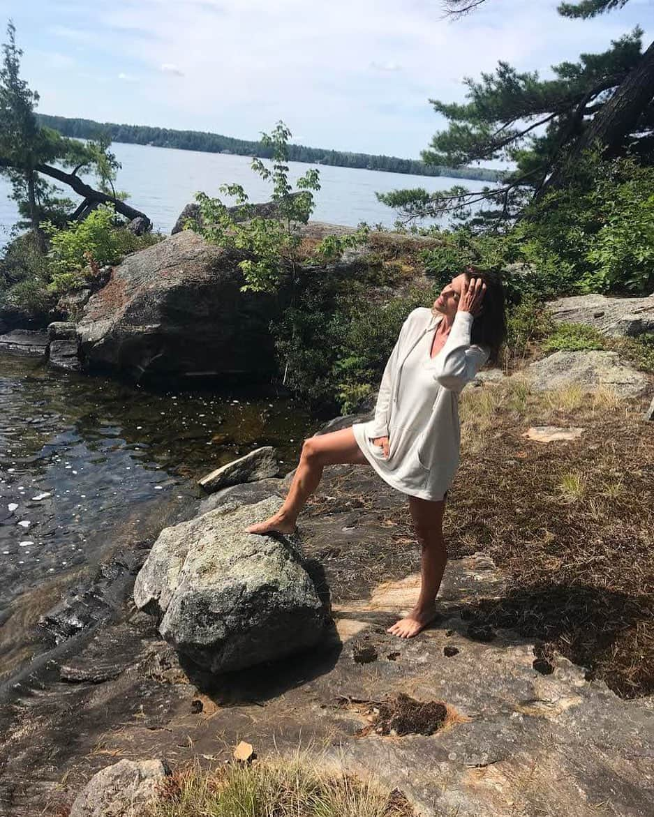 シンディ・クロフォードさんのインスタグラム写真 - (シンディ・クロフォードInstagram)「This time last summer 🥺 Missing mornings on the lake!」8月5日 2時26分 - cindycrawford