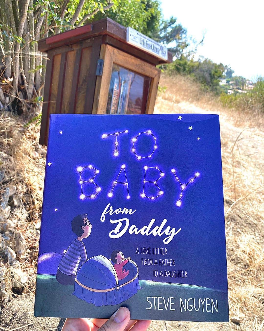 スティーブ・アエンさんのインスタグラム写真 - (スティーブ・アエンInstagram)「“TO BABY, FROM DADDY” IN @littlefreelibrary @skyponypress @simonandschuster」8月5日 2時28分 - stevenguyen
