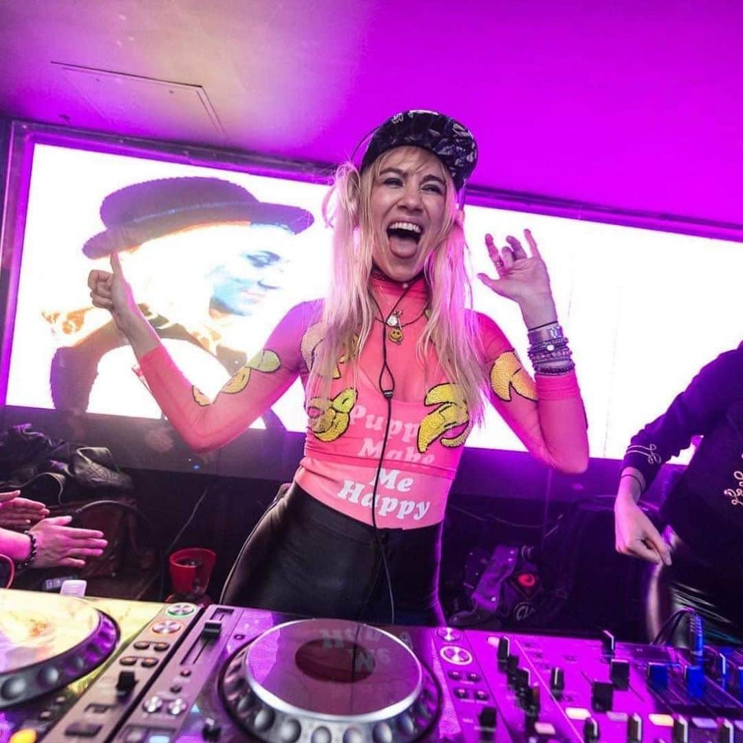 NERVOさんのインスタグラム写真 - (NERVOInstagram)「Tongue Out Tuesday on a #LIVCRUSHTUESDAY 😛😛💕💕 #goodvibesonly」8月5日 2時31分 - nervomusic