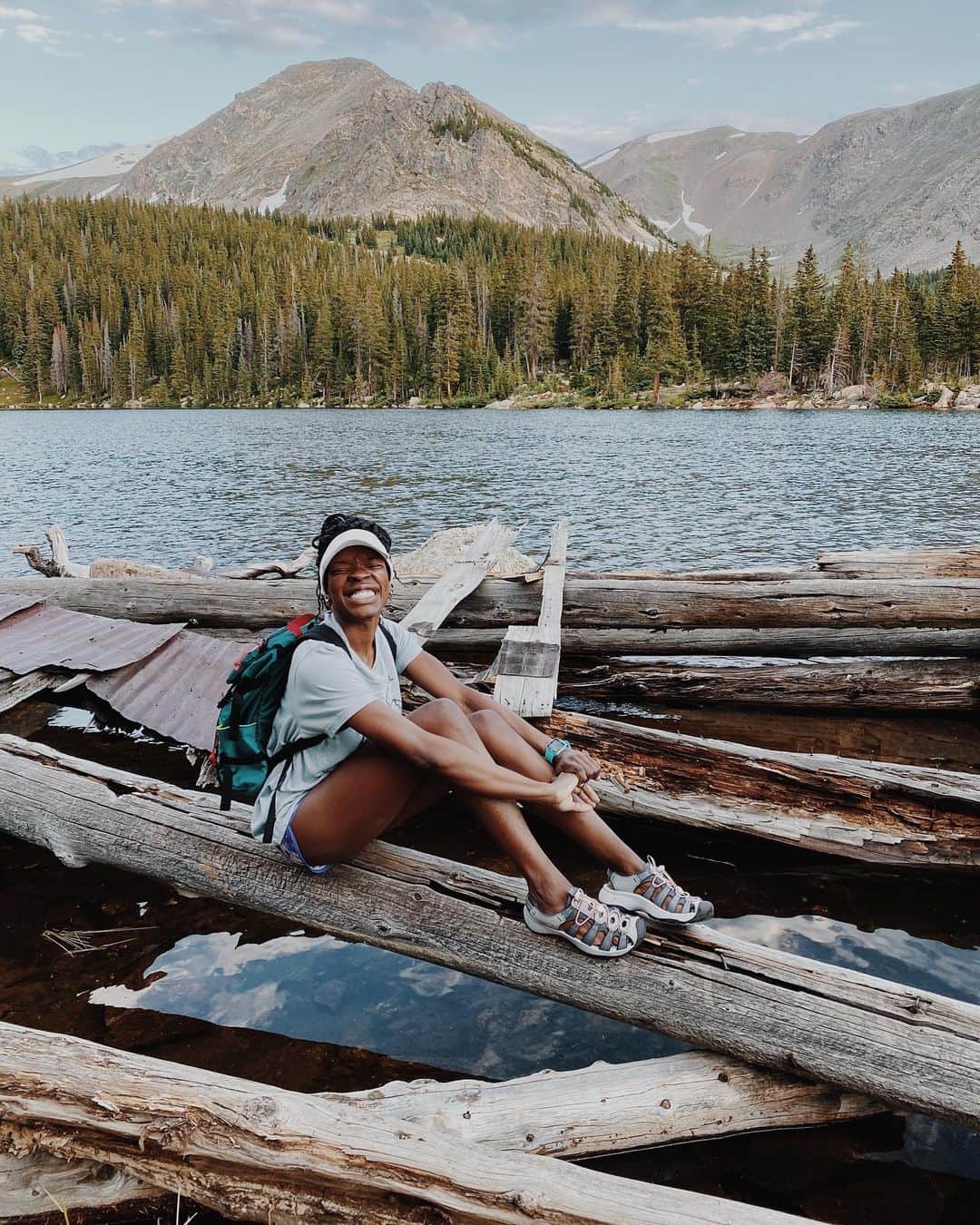 のインスタグラム：「KEEN Fan @adaezenoelle finding her happy place in the mountains. Are you Team 🏖 or Team 🏔?⁣  ⁣ Shoes: Women's Astoria West Sandal」